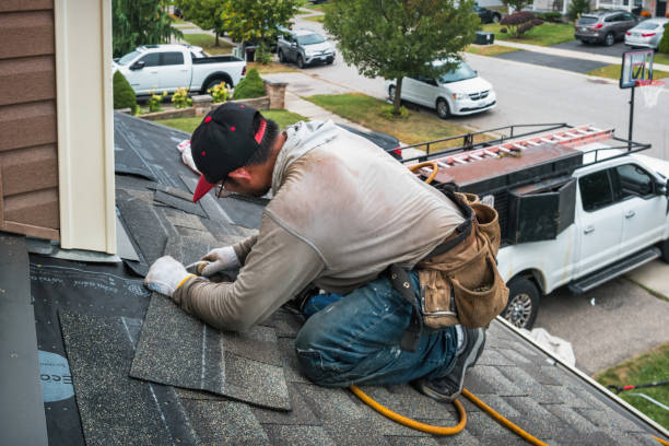 Professional Emergency Roof Repair technician working in Thompsons, TX